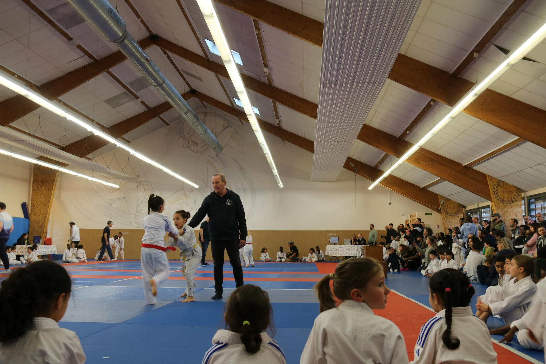 Jeune judoka recevant une médaille sur le podium après une victoire.