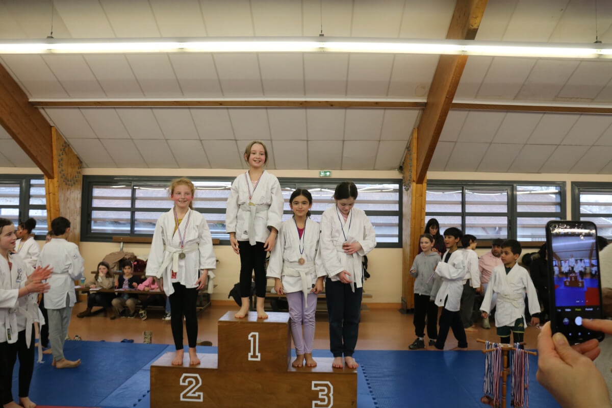 Grande photo de groupe prise au Dojo Family 2024, avec tous les judokas et leurs familles réunis sur le tatami.