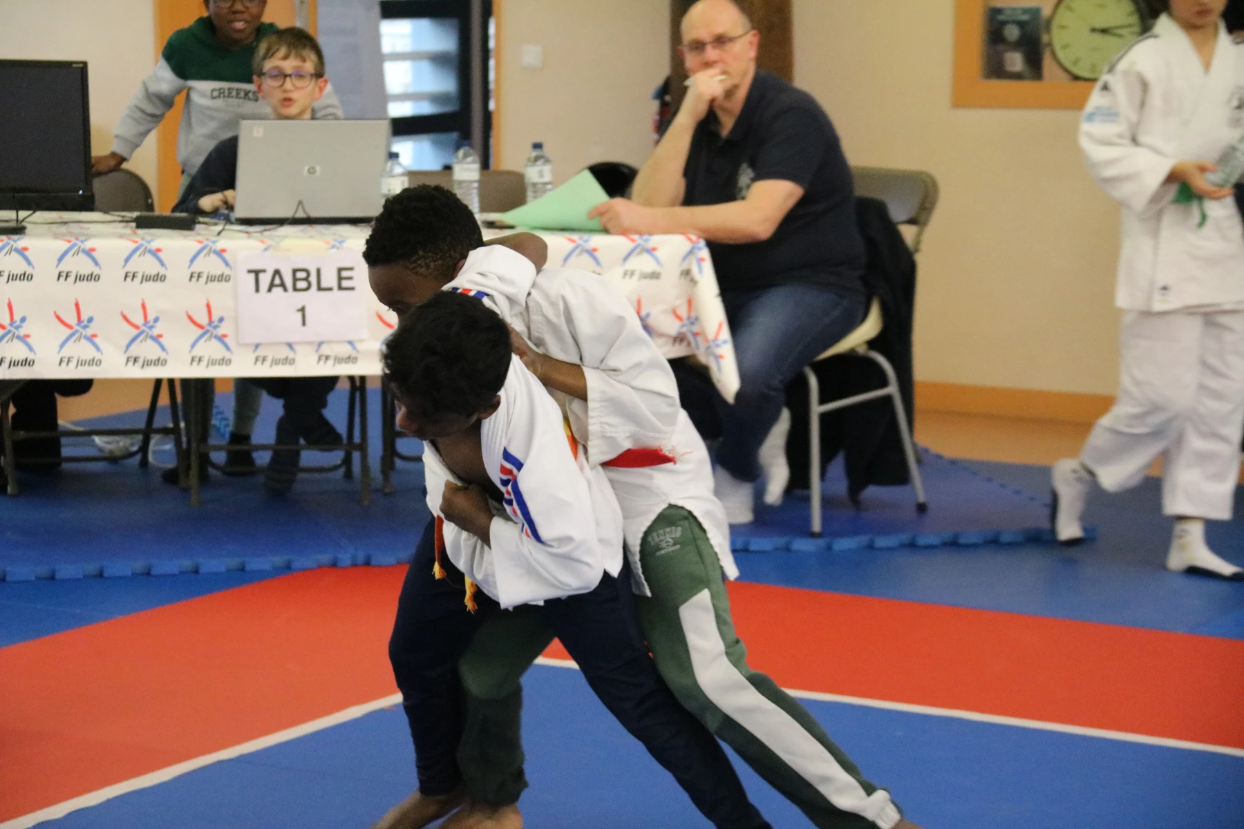 Deux garçons engagent un duel de saisies, agrippant le col et la manche du kimono.