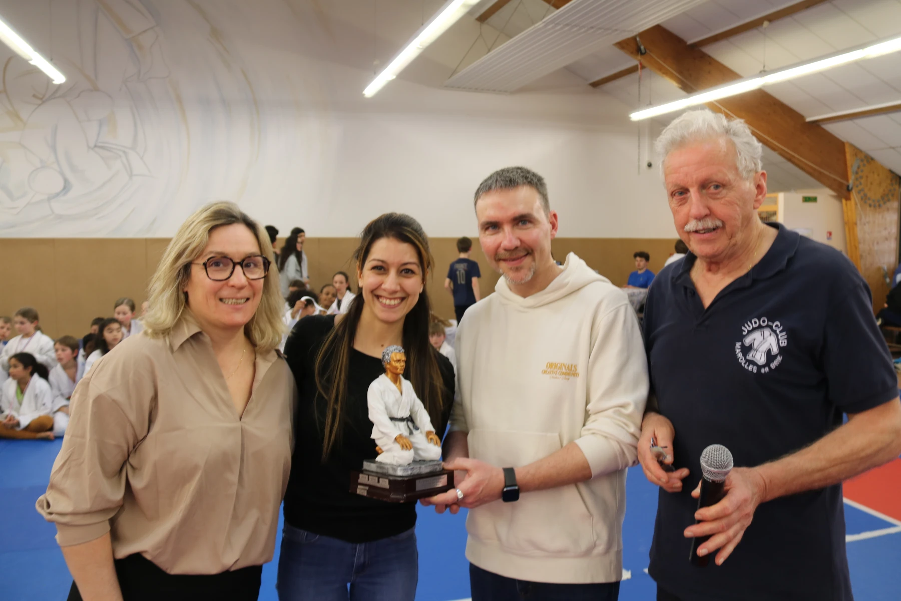 Remise d'un trophée souvenir aux organisateurs et bénévoles du tournoi des écoles.